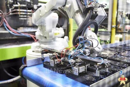 ABB机器人：为ArrayPlastics生产线带来优势