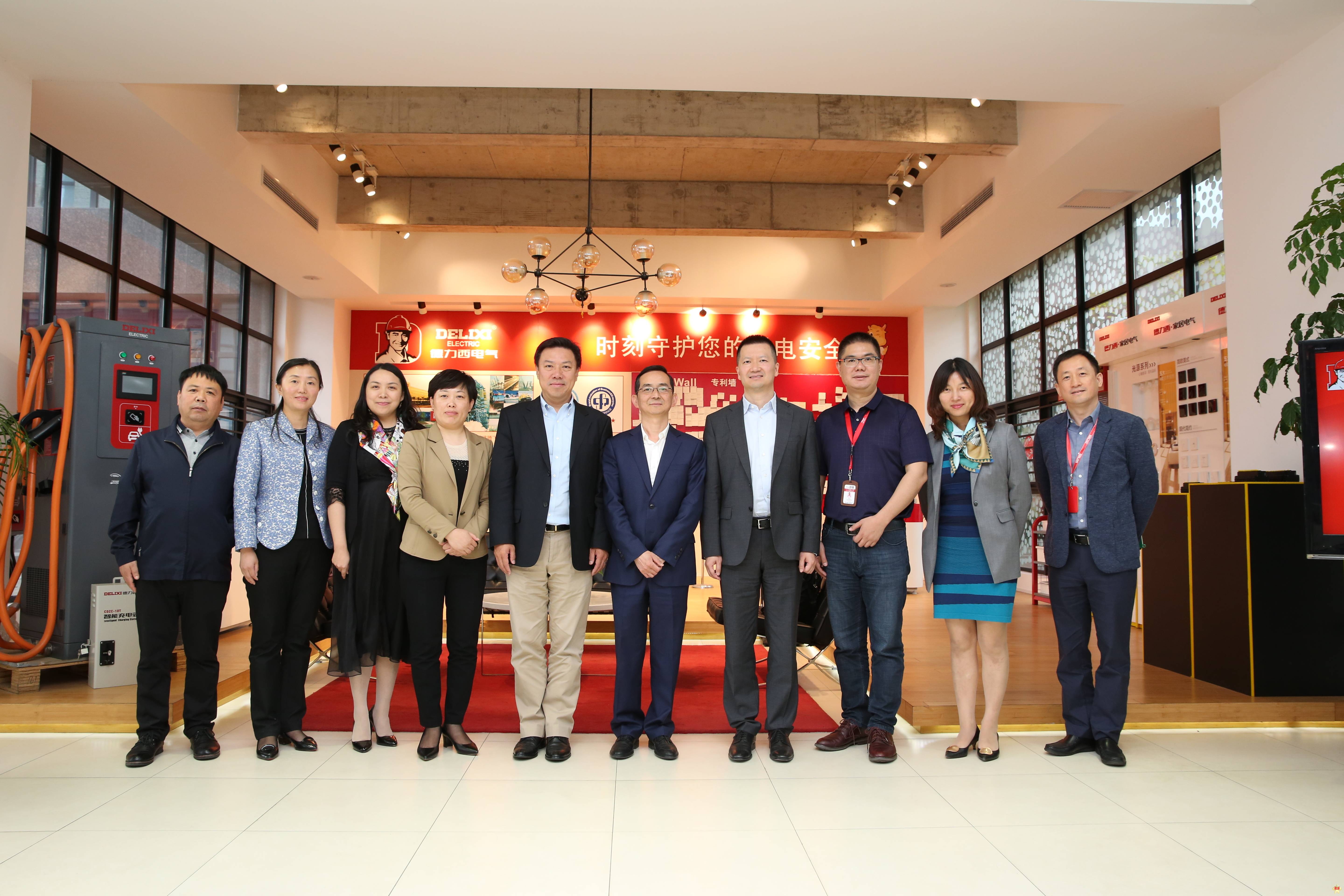 河南省濮阳市长杨青玖考察德力西