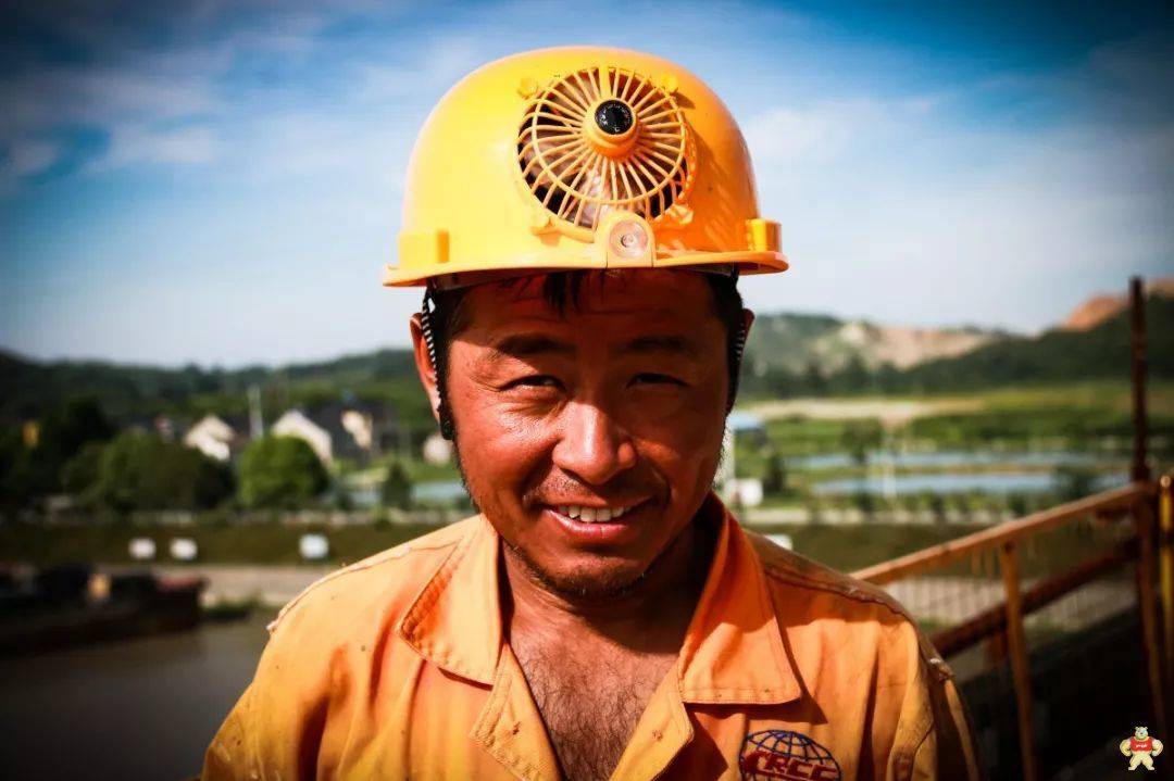 安全帽自带小风扇--“防暑神器”