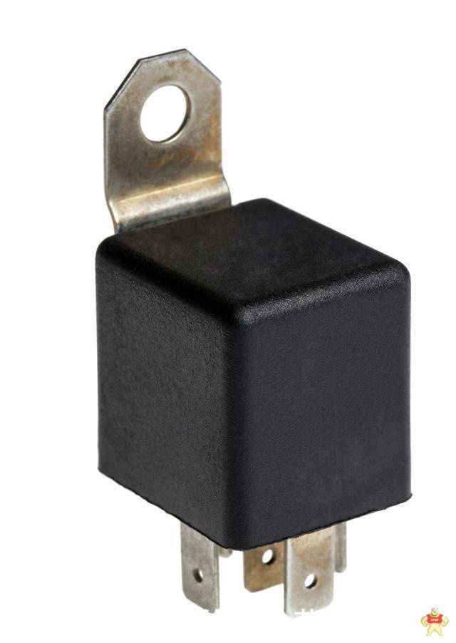 在没有保险标识下如何识别车辆的近光灯继电器