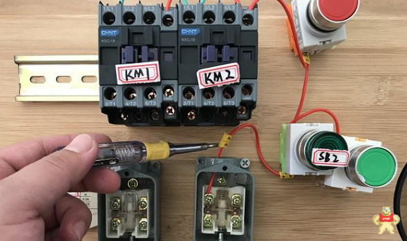 行程开关如何控制正反转停止电路