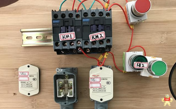 行程开关如何控制正反转停止电路