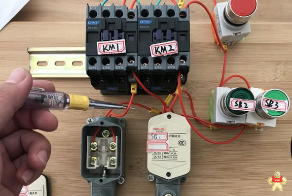 行程开关如何控制正反转停止电路