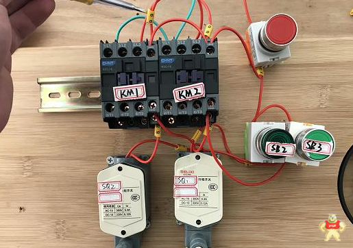 行程开关如何控制正反转停止电路