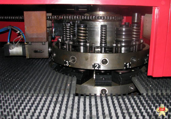 高速数控转塔冲床的优势有哪些呢