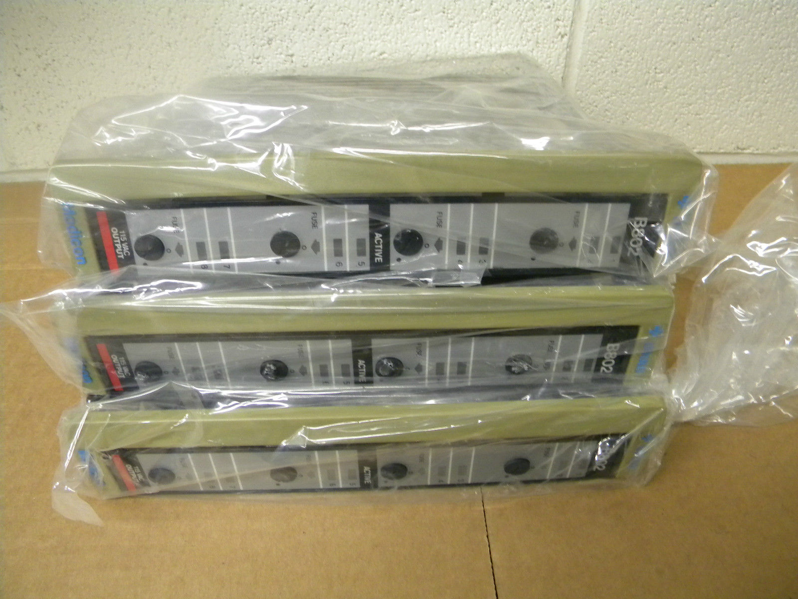 MODICON B802 OUTPUT MODULE LOT NEW