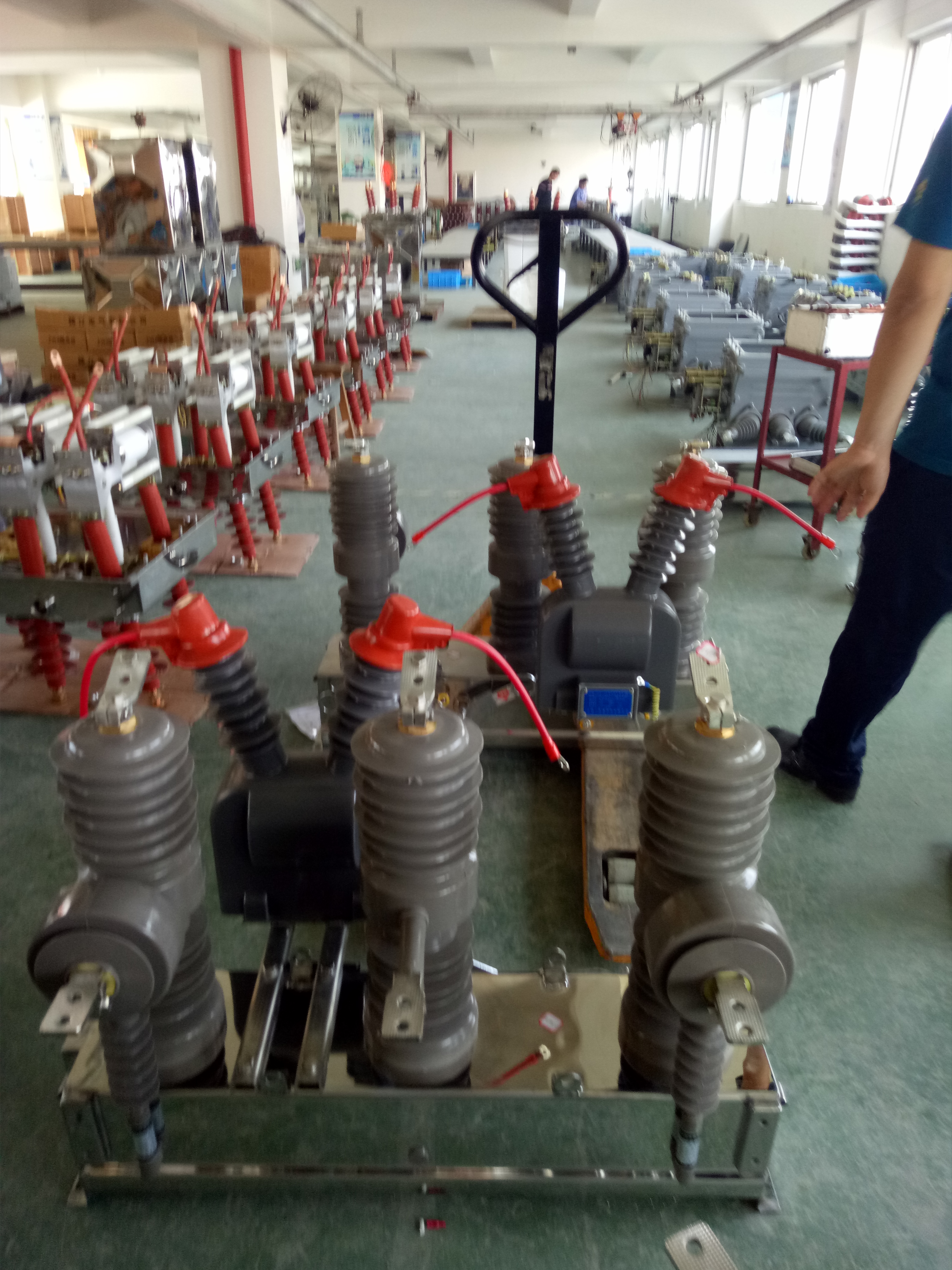 户外断路器_高压户外断路器厂家_ZW32高压户外智能断路器价格
