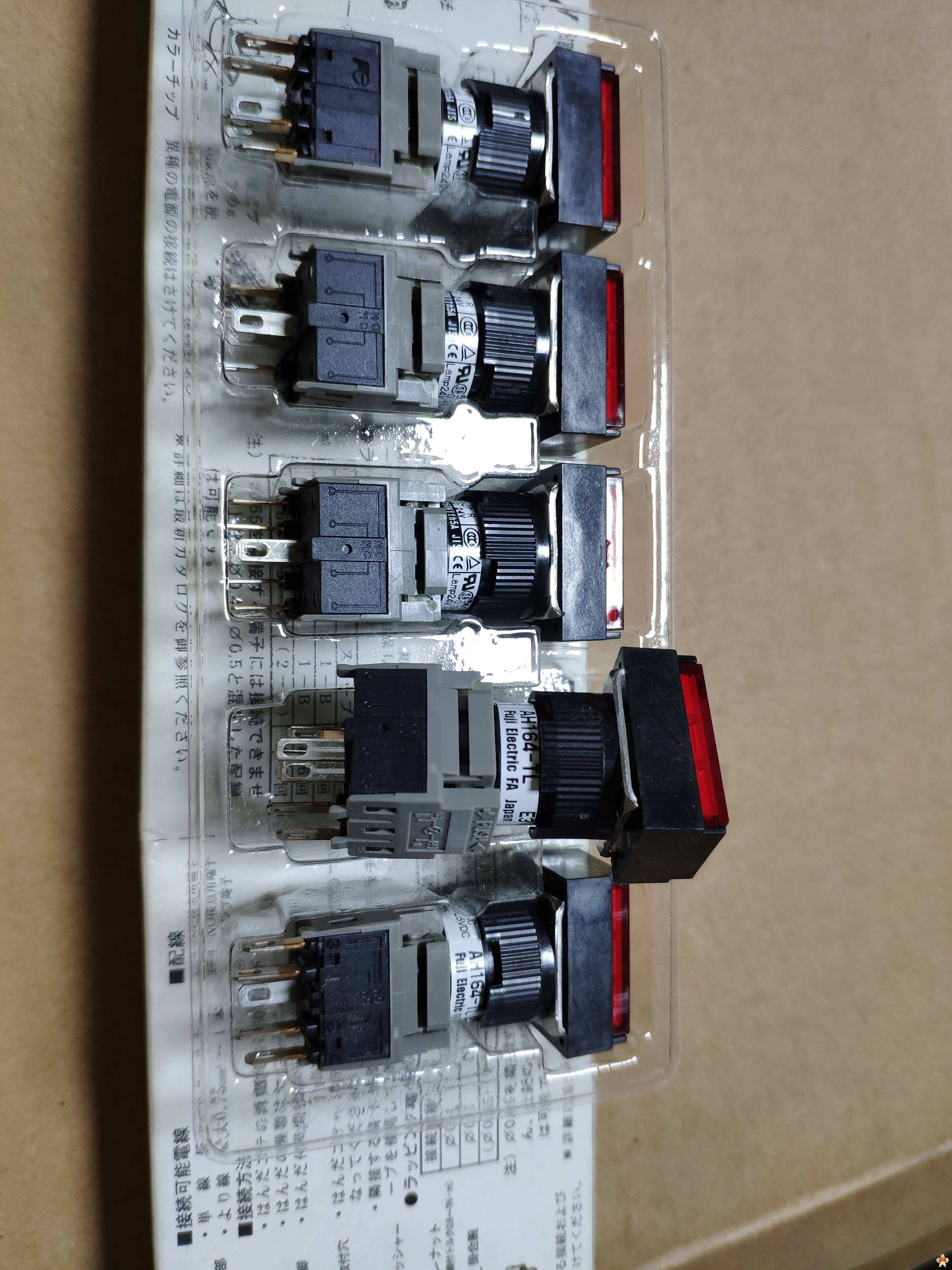 FUJI 富士 矩形红色带灯按钮开关 AH164-TLR11E3 现货 FUJI,富士,AH164-TLR11E3