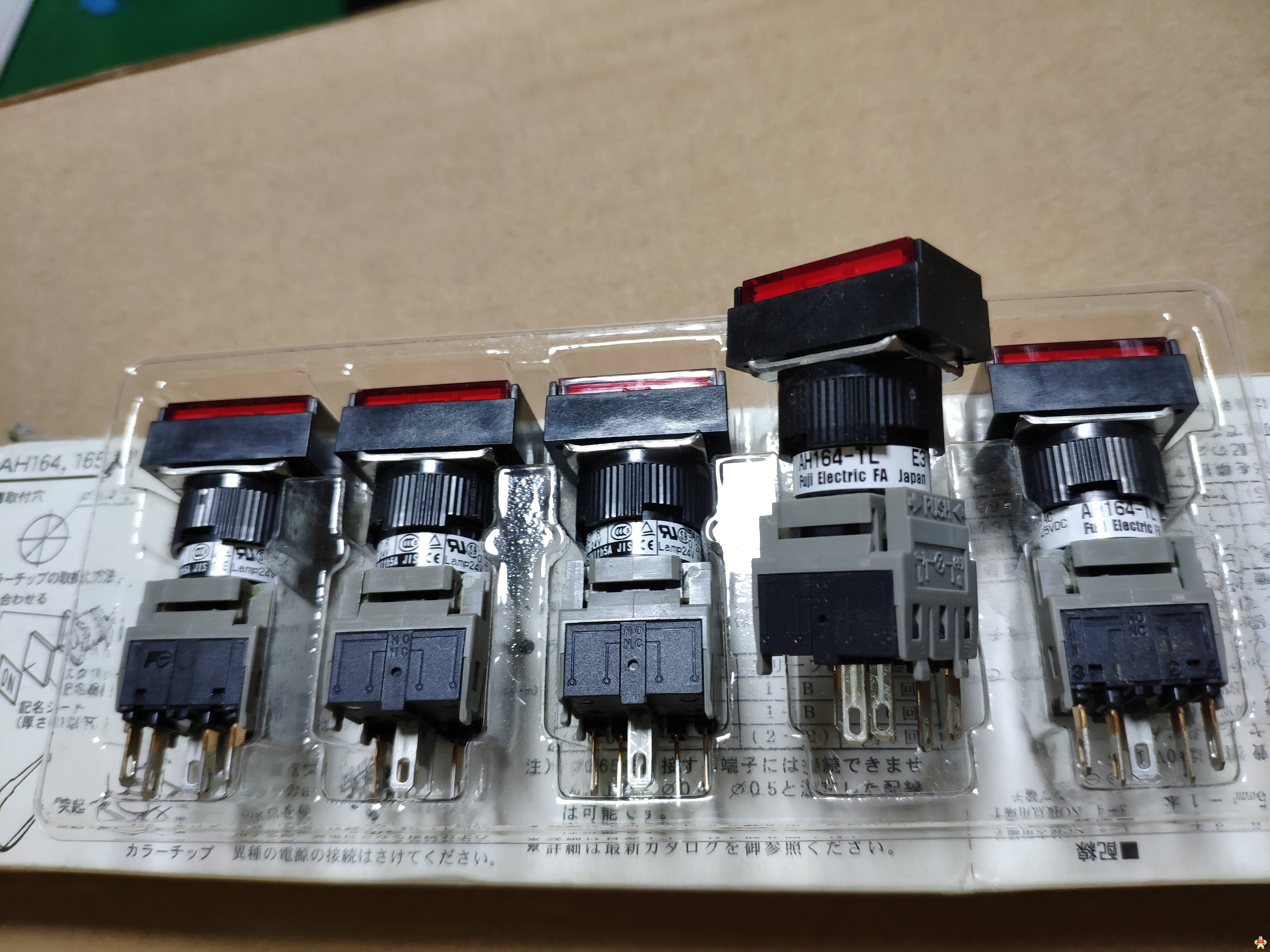 FUJI 富士 矩形红色带灯按钮开关 AH164-TLR11E3 现货 FUJI,富士,AH164-TLR11E3