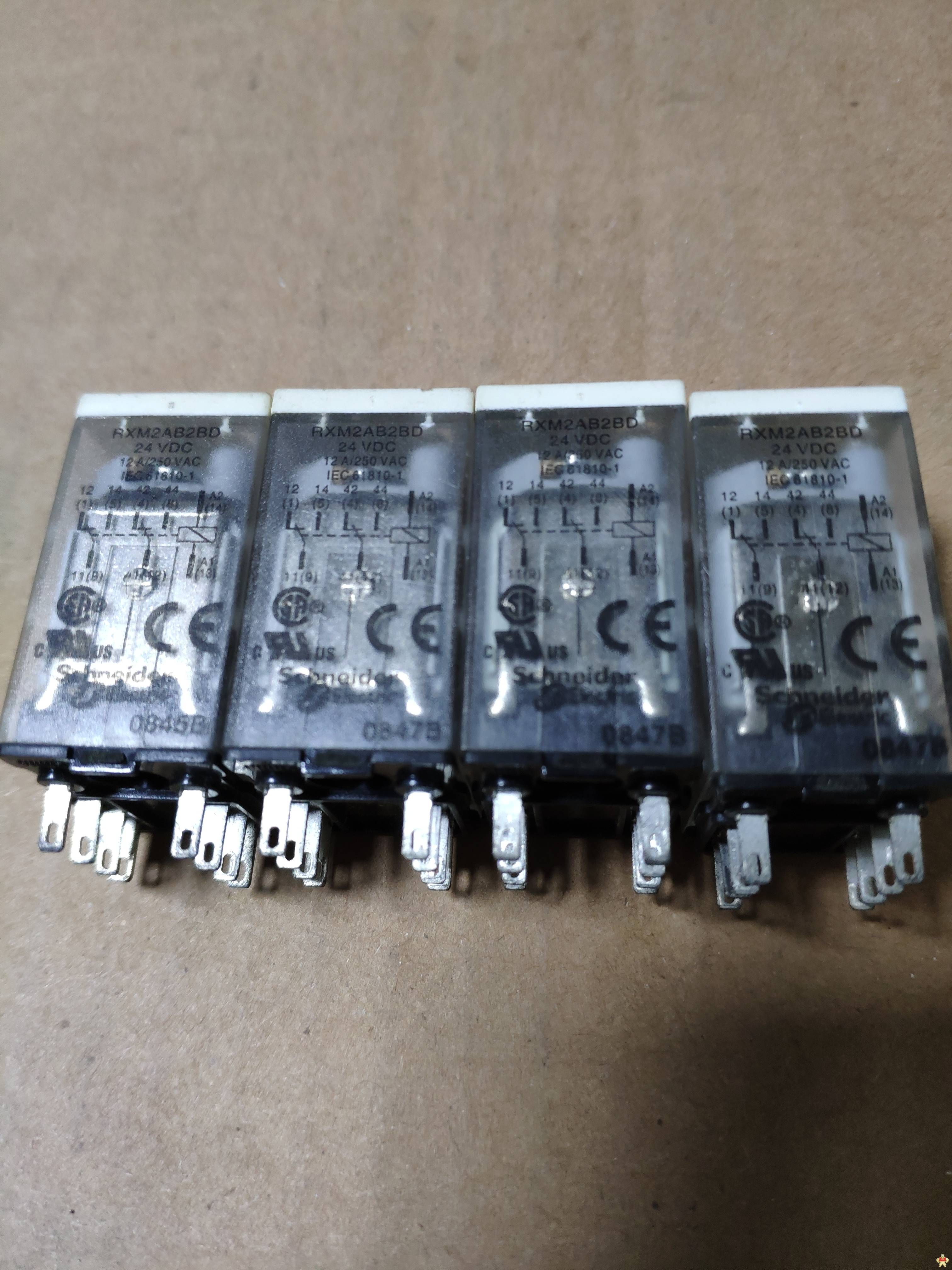 Schneider施耐德 中间继电器 RXM2AB2BD 24VDC 现货 Schneider,施耐德,RXM2AB2BD 24VDC,中间继电器