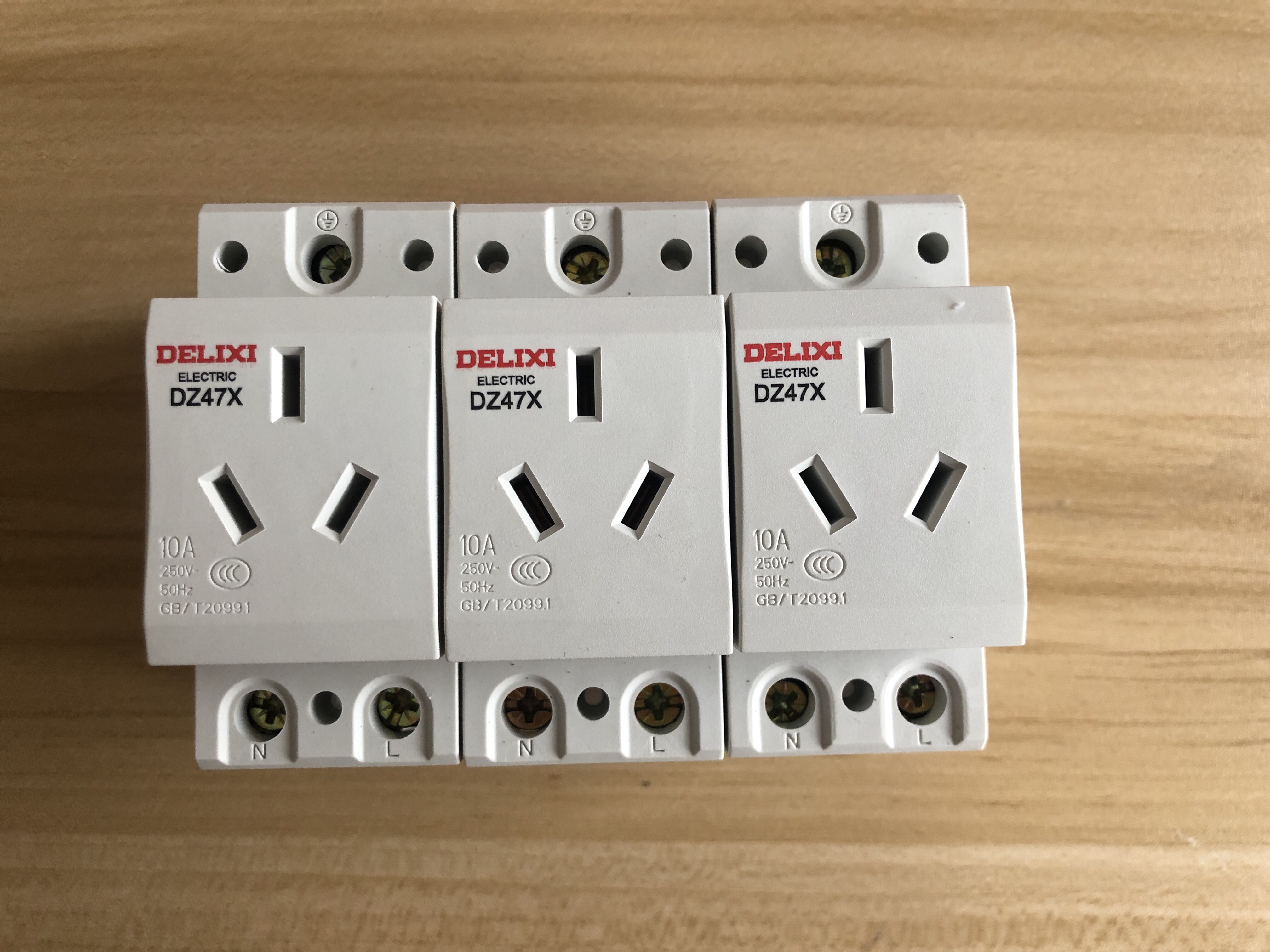 德力西 导轨插座；DZ47X 模数化插座 单相两极带接地 10A；DZ47X310 模数化插座,导轨插座,插座